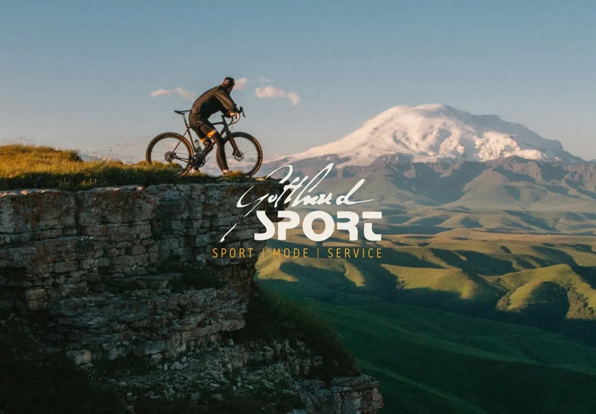 Startbildschirm der App im Branding von Sport Gotthard: ein Radfahrer vor Bergpanorama mit dem Logo des Händlers.